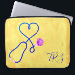 Housse Pour Ordinateur Portable Elégante aquarelle Médicale docteur ou infirmière<br><div class="desc">Jolie aquarelle jaune texturée arrière - plan accentuée par un stéthoscope en forme de coeur. Les infirmières,  les médecins et les professionnels de l'industrie médicale adoreront cette pochette d'ordinateur. Monogramme avec initiales ou titre.</div>