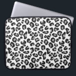 Housse Pour Ordinateur Portable Empreinte de léopard en noir et blanc avec gris<br><div class="desc">Manches dans un imprimé textile numérique dans un motif léopard texturé - taches léopard en noir,  accentué de gris argenté / gris,  sur un arrière - plan blanc</div>