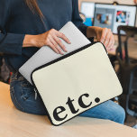 Housse Pour Ordinateur Portable etc. Nettoyer la typographie simple en beige et no<br><div class="desc">ETC. Simples Beige & Noir Téméraire Portable Sleeve présente un design élégant avec une typographie noire audacieuse sur un arrière - plan beige élégant. Fabriqué à partir de matériaux de haute qualité, ce manchon pour ordinateur portable offre une excellente protection pour votre appareil tout en maintenant une esthétique minimaliste. Sa...</div>