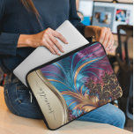 Housse Pour Ordinateur Portable Étui nominatif manuscrit bleu or fractal moderne<br><div class="desc">Ce design peut être personnalisé dans la zone prévue en changeant la photo et/ou le texte. Ou il peut être personnalisé en choisissant l'option de personnalisation supplémentaire en cliquant dessus et en supprimant ou en changeant la couleur de l'arrière-plan, en ajoutant du texte, en changeant la couleur ou le style...</div>