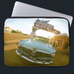 Housse Pour Ordinateur Portable Fameux motel Blue Swallow sur la route 66<br><div class="desc">Tucumcari,  Nouveau-Mexique. Fameux motel Blue Swallow sur la route 66 avec une vieille voiture garée devant.</div>