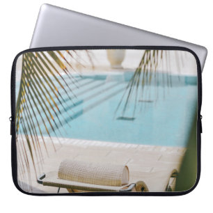 Housse Pour Ordinateur Portable Fauteuil Brown et noir à côté de la piscine en t