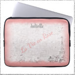 Housse Pour Ordinateur Portable Feminine Pink Paris La Vie en Rose<br><div class="desc">Lovely "distressed" sketch of the Eiffel Tower with "La Vie en Rose" in rose ed script. Add name to personalize Graphic est sur une rose douce.</div>