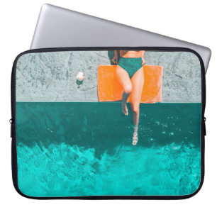 Housse Pour Ordinateur Portable Femme allongée au bord de la piscine le matin