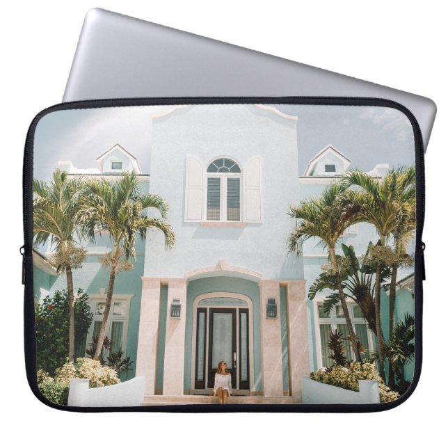 Housse Pour Ordinateur Portable Femme assise devant l'immeuble (Devant)