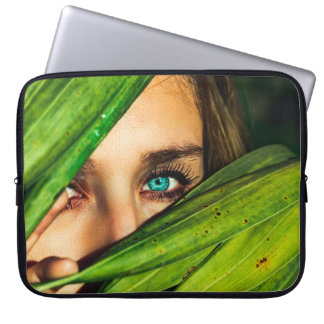 Housse Pour Ordinateur Portable Femme derrière les feuilles verts