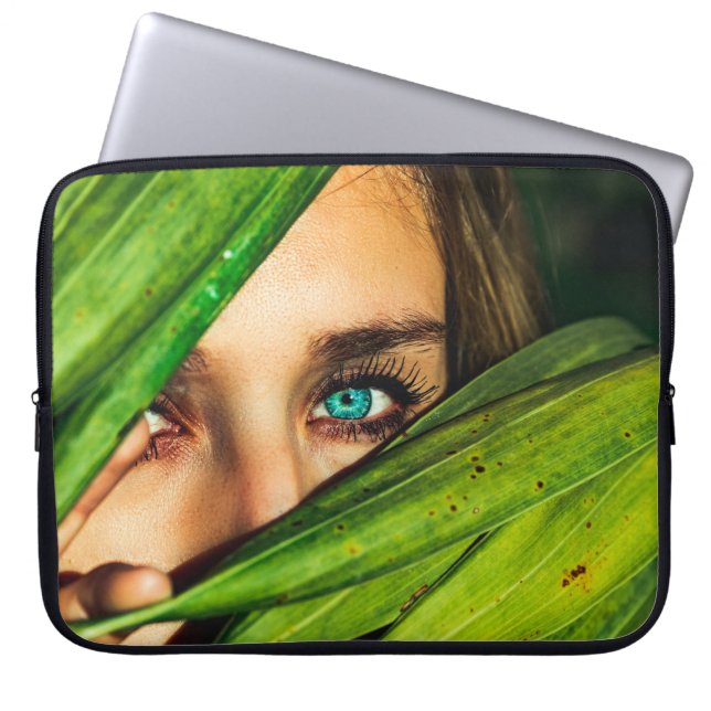Housse Pour Ordinateur Portable Femme derrière les feuilles verts (Devant)