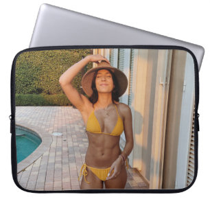 Housse Pour Ordinateur Portable Femme en bikini jaune debout sur le flo de brique 