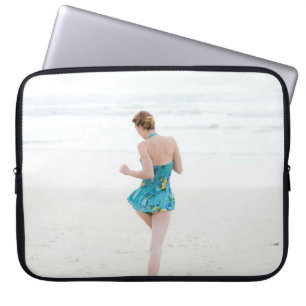 Housse Pour Ordinateur Portable Femme marchant sur le rivage près de la plage