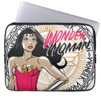 Femme Merveilleuse Avec Emblème Tribal Grec
