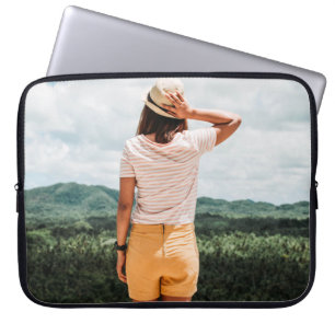 Housse Pour Ordinateur Portable Femme portant un short jaune
