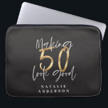 Housse Pour Ordinateur Portable Fête de 50 ans en or<br><div class="desc">Célébrez votre 50e anniversaire en style avec cet effet noir,  blanc et or 50 et fabuleux design d'anniversaire. Un design moderne avec texte de script et graphismes en gras. Modifiez la couleur pour la customiser. Partie d'une collection.</div>