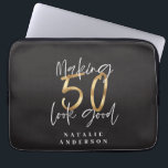 Housse Pour Ordinateur Portable Fête de 50 ans en or<br><div class="desc">Célébrez votre 50e anniversaire en style avec cet effet noir,  blanc et or 50 et fabuleux design d'anniversaire. Un design moderne avec texte de script et graphismes en gras. Modifiez la couleur pour la customiser. Partie d'une collection.</div>