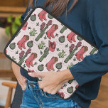 Housse Pour Ordinateur Portable Fille Country Cowgirl Noël rose et vert<br><div class="desc">Cette manche d'ordinateur portable de Noël pour cowgirl de campagne festive présente un motif d'illustrations occidentales dessinées à la main de bottes de cowgirl,  casquettes de cowgirl,  cactus,  mitaines & baies saintes,  le tout contre un arrière - plan plein de petites étoiles. Élégant arrière - plan rose doux.</div>