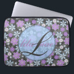 Housse Pour Ordinateur Portable Fille Floral Monogramed 13" Mac Livre/PC<br><div class="desc">Si vous êtes une fille fillette et aimez le féminin, c'est la manche pour ordinateur portable pour vous! Personnalisez avec votre initiale et votre nom il n'y aura pas d'autre peau comme la vôtre! L'arrière - plan est noir, avec des fleurs vibrantes, oh si féminines. Si vous êtes intéressés, il...</div>
