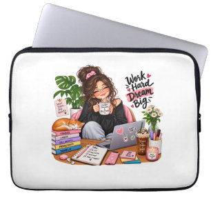 Housse Pour Ordinateur Portable Fille studieuse au café cosy – Travaillez dur, rêv