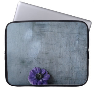 Housse Pour Ordinateur Portable Fleur pétée violette sur la surface grise