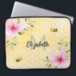Housse Pour Ordinateur Portable Fleur rose des abeilles jaunes nom<br><div class="desc">Ajoutez un peu de plaisir et d'humour à votre bureau à domicile! Arrière - plan jaune, blanc avec un motif abeille et joyeux bourdons souriants abeilles. Décoré de fleurs Hibiscus tropicaux roses. Modèle pour votre nom et lettre monogramme, lettres vert et noir. Le nom est écrit avec un script de...</div>