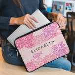 Housse Pour Ordinateur Portable Fleurs Dahlia Roses, Motif De Fleurs, Votre Nom<br><div class="desc">Motif élégante,  élégante et raffinée avec fleurs Dahlia roses. Un cadeau moderne et tendance,  parfait pour les amateurs de design floral dans votre vie. Personnalisez en ajoutant votre nom,  votre pseudonyme,  votre monogramme ou vos initiales.</div>