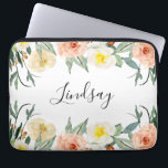 Housse Pour Ordinateur Portable Fleurs d'aquarelle de pêche modernes Monogrammes<br><div class="desc">Avec de belles fleurs d'aquarelle pêche et crème et votre nom est un script calligraphique,  cette manche d'ordinateur sera un accrocheur de regard chaque fois que quelqu'un voit votre ordinateur portable dans vos mains!</div>