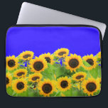 Housse Pour Ordinateur Portable Fleurs de soleil - Liberté Ukraine Paix drapeau uk<br><div class="desc">Tournesols - Liberté Ukraine Paix drapeau ukrainien - Soutenez l'indépendance ensemble - Victoire ! Faisons du monde un endroit meilleur - tout le monde ensemble ! Un monde meilleur commence - dépend - a besoin de VOUS aussi! Vous pouvez transférer vers plus de 1000 produits Zazzle. Redimensionnez et déplacez ou...</div>