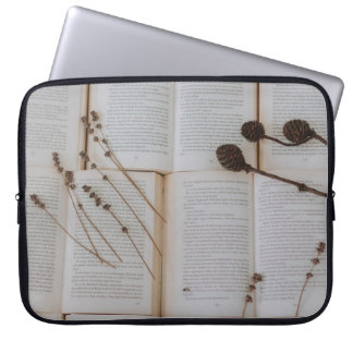 Housse Pour Ordinateur Portable Fleurs séchées sur les livres