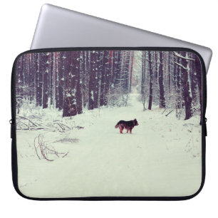 Housse Pour Ordinateur Portable Forêt de pins enneigée d'hiver, chien marchant dan