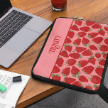 Housse Pour Ordinateur Portable Fraises rouges mûres sur rose Personnalisé<br><div class="desc">Cette jolie pochette d'ordinateur portable est prête à être personnalisée avec un nom. Ce design semble presque assez bon pour manger avec mes illustrations de style réaliste de fraises rouges mûres juteuses dressées contre un joli arrière - plan rose. Les dessins fruitiers sont représentés dans les tons rouge et pourpre...</div>