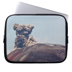 Housse Pour Ordinateur Portable Fumée s'échappant du volcan actif Anak Krakatau