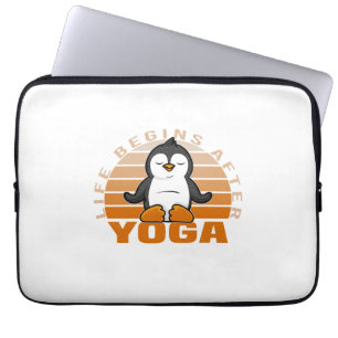 Housse Pour Ordinateur Portable Funny cute penguin doing yoga. funny yoga poses