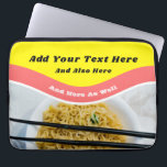 Housse Pour Ordinateur Portable Funny Ramen Noodles paquet message personnalisé<br><div class="desc">Ajoutez votre propre dicton drôle ou message personnalisé pour créer votre propre coque d'ordinateur portable à thème ramen. Cette manche de carnet est conçue pour ressembler à un paquet de nouilles ramen avec des graphismes rouge et jaune vif au-dessus d'une photo de nouilles ramen dans un bol.</div>