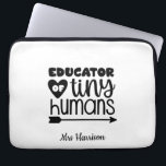 Housse Pour Ordinateur Portable Funny Teacher cadeau personnalisé<br><div class="desc">Ce drôle de design "Educator of mini human" est un grand cadeau d'appréciation pour les enseignants! Peut être facilement personnalisé pour ajouter le nom de votre enseignant préféré. Anniversaire de l'enseignant,  Retour à l'école ou comme cadeau de Merci de fin d'année.</div>