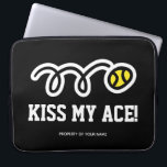 Housse Pour Ordinateur Portable Funny Tennis Poyer<br><div class="desc">Funny tennis player venin - Kiss my ace 15 in ch laptop sleeve. ordinateurs personnels pour les femmes et les enfants. Create one for boy,  girl,  son,  papa,  maman,  daughter,  sister,  coach,  coach,  friends,  équipe,  etc. Yellow tennis ball drawing with humorous quota. L'humour de tennis pour him ou her.</div>