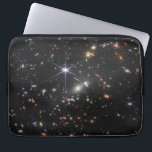 Housse Pour Ordinateur Portable Galaxy Cluster Smacs 0723.<br><div class="desc">Des milliers de galaxies inondent cette image proche infrarouge du cluster de galaxies SMACS 0723. L'imagerie à haute résolution du télescope spatial James Webb combinée à un effet naturel connu sous le nom de lentille gravitationnelle a rendu cette image finement détaillée possible. Tout d'abord, se concentrer sur les galaxies responsables...</div>