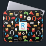 Housse Pour Ordinateur Portable Gamer décoré d'un monogramme de motif de partie de<br><div class="desc">Caisse décorée d'un monogramme d'ordinateur portable de Gamer de motif de partie de jeu vidéo d'enfants. Personnalisez avec le nom et l'initiale. Un motif des écouteurs,  des contrôleurs de jeu vidéo,  de la crème glacée,  des butées toriques,  de la pizza,  des pommes frites et des hamburgers. www.SamAnnDesigns.com</div>
