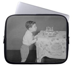 Housse Pour Ordinateur Portable Garçon soufflant des bougies