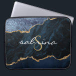 Housse Pour Ordinateur Portable Géode d'âge d'or bleu de la marine<br><div class="desc">Ce design chic présente une élégante aquarelle d'agate bleu marine parée d'une parties scintillant en faux or. Personnalisez-le avec votre initiale monogramme en police décorative couleur or et votre nom en écriture manuscrite blanche.</div>