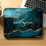 Housse Pour Ordinateur Portable Géode d'âge d'or bleu Turquoise Monogramme<br><div class="desc">Ce design chic présente une élégante aquarelle d'agate bleu turquoise,  parée de parties scintillant en faux or. Personnalisez-le avec votre initiale monogramme en police décorative couleur or et votre nom en écriture manuscrite blanche.</div>