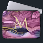 Housse Pour Ordinateur Portable Géode d'âge monogramme violet rose et or<br><div class="desc">Monogramme violet rose et or Agate Géode Design. Les modèles ont été mis en place prêts à customiser et à personnaliser. Si vous souhaitez modifier la couleur ou le style du texte,  cliquez sur la personnaliser à la fin du modèle.</div>