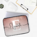 Housse Pour Ordinateur Portable Girly Sparkle Rose Parties scintillant or blanc Mo<br><div class="desc">Fille Glam on Go avec notre Sparkling Rose Gold Parties scintillant Monogram Portable Sleeve! Assurez-vous que votre ordinateur portable voyage dans le style avec notre manche chic. Le design offre une transition captivante de la parties scintillant d'or rose au blanc immaculé, créant un décor glamour pour votre monogramme blanc personnalisé...</div>