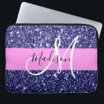 Housse Pour Ordinateur Portable Glam Pink Navy Blue Parties scintillant étincelles<br><div class="desc">La parties scintillant rose glam et bleu marine scintille le nom de monogramme blanc et la pochette initiale de l'ordinateur portable. Votre nom personnalisé et votre monogramme sont écrits dans un élégant script écrit à la main avec un arrière - plan rose. Vous pouvez modifier la couleur du texte, le...</div>