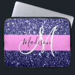 Housse Pour Ordinateur Portable Glam Pink Navy Blue Parties scintillant étincelles<br><div class="desc">La parties scintillant rose glam et bleu marine scintille le nom de monogramme blanc et la pochette initiale de l'ordinateur portable. Votre nom personnalisé et votre monogramme sont écrits dans un élégant script écrit à la main avec un arrière - plan rose. Vous pouvez modifier la couleur du texte, le...</div>
