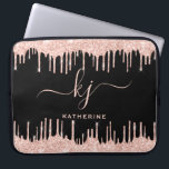 Housse Pour Ordinateur Portable Glam Rose Gold Parties scintillant Drives Monogram<br><div class="desc">Girly, Elegant, Sylish, Light Rose Gold Parties scintillant Drips 2 Monogramme Script personnalisé nom monogrammed poche ordinateur portable sur noir. Doté d'un cadre de goutte à goutte de parties scintillant en or rose pâle de luxe moderne, d'une grande police de script en monogramme (2) en lettres majuscules avec des swashes...</div>