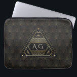 Housse Pour Ordinateur Portable Gold Black Great Gatsby Art Déco 20s Monogramme<br><div class="desc">Design unique avec or vintage et noir Art Déco de l'époque des années 1920,  sur un arrière - plan à texture noire. Utilisez l'outil Personnaliser pour ajouter vos informations. Pour les articles correspondants,  visitez,  s'il vous plaît,  ma collection Glam Gold Art Déco.</div>