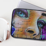 Housse Pour Ordinateur Portable Graffiti Girl Monogramme<br><div class="desc">Un graffiti coloré sur un mur en brique représente le visage d'une jolie fille aux yeux bleus. Ajoutez vos initiales pour lui donner l'air d'être votre propre création - ce qu'elle est,  d'une certaine façon.</div>