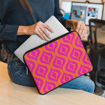 Housse Pour Ordinateur Portable Gras Orange Hot Rose Summer Ikat Ogee Art Motif<br><div class="desc">Belle pièce contemporaine,  rose chaud et orange vif,  style bohémien Ikat chope motif. Design hipster original,  élégant et branché pour le design artistique sophistiqué de l'intérieur,  la diva de mode artistique,  populaire branché,  rétro vintage,  style Art nouveau déco,  ou amateur de motifs géométriques numériques graphiques abstraits</div>