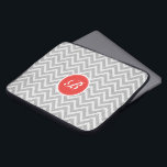 Housse Pour Ordinateur Portable Gris clair Chevron Motif Lin Texture Monogramme<br><div class="desc">Elégant motif transparent géométrique gris clair et blanc rétro chevron avec texture lin et monogramme personnalisable et optionnel. Touche rouge-orange.</div>