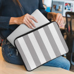 Housse Pour Ordinateur Portable Gris, Gris, Gris, Motif rayé<br><div class="desc">Elégant,  élégant et sophistiqué rayures gris et blanc. Un cadeau moderne et tendance,  parfait pour les amoureux des rayures dans votre vie.</div>