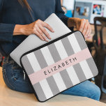 Housse Pour Ordinateur Portable Gris, Motif rayé, Lignes, Votre Nom<br><div class="desc">Elégant,  élégant et sophistiqué rayures gris et blanc. Un cadeau moderne et tendance,  parfait pour les amoureux des rayures dans votre vie. Personnalisez en ajoutant votre nom,  votre pseudonyme,  votre monogramme ou vos initiales.</div>