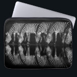 Housse Pour Ordinateur Portable Groupe de zèbres des plaines boivent ensemble la n<br><div class="desc">Afrique,  Afrique orientale,  Kenya,  Grande Vallée du Rift,  Réserve Olkirimatian,  zèbre des plaines,  Equus quagga.  Un groupe de zèbres des plaines boivent ensemble la nuit.  N & B</div>